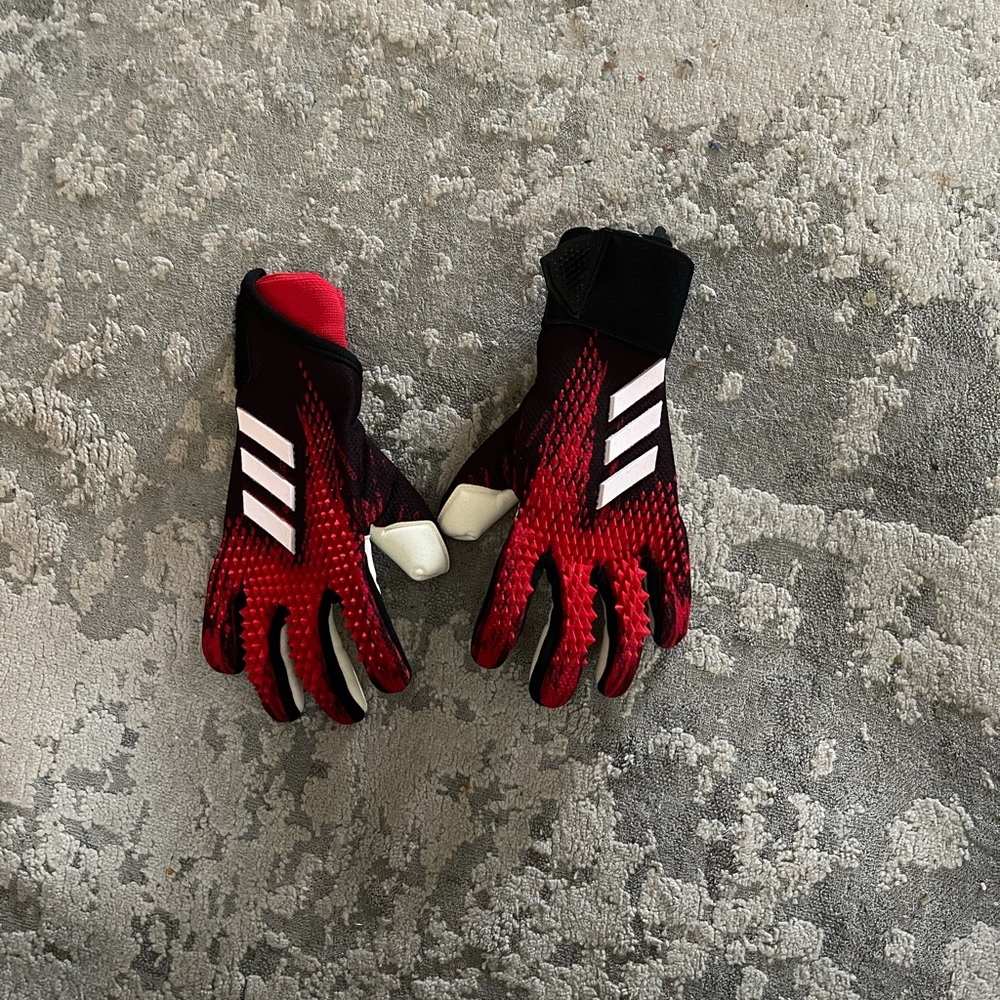 Kids soccer gloves negative cut